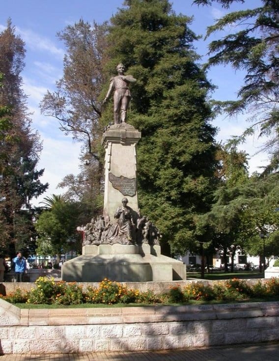 Monumento A O’higgins En La Plaza De Chillán Y Su Informal Inauguración ...